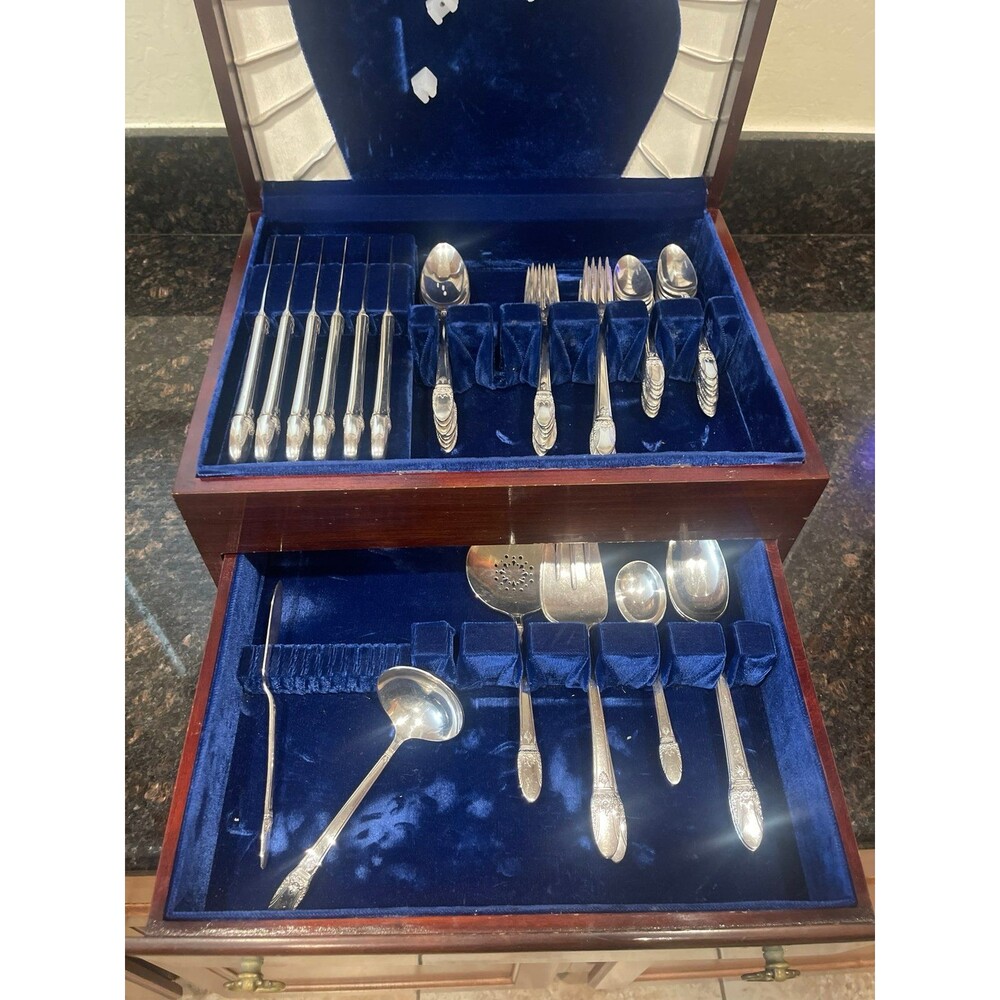 Oneida silverplated flatware "First Love"